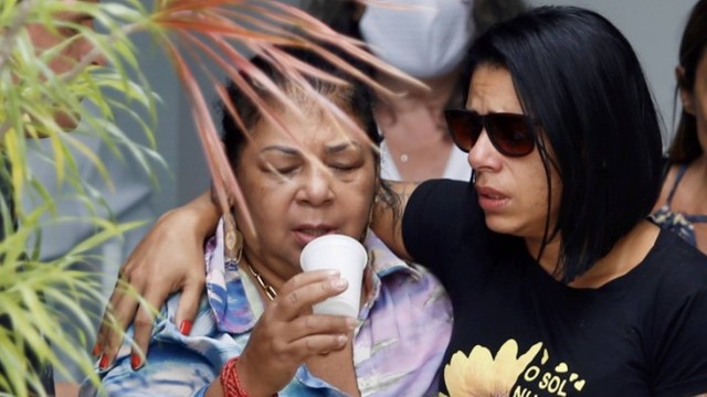 Ao lado da filha e irmã de Renato, a mãe e irmã do policial civil passou mal durante o velório no Cemitério Jardim da Saudade