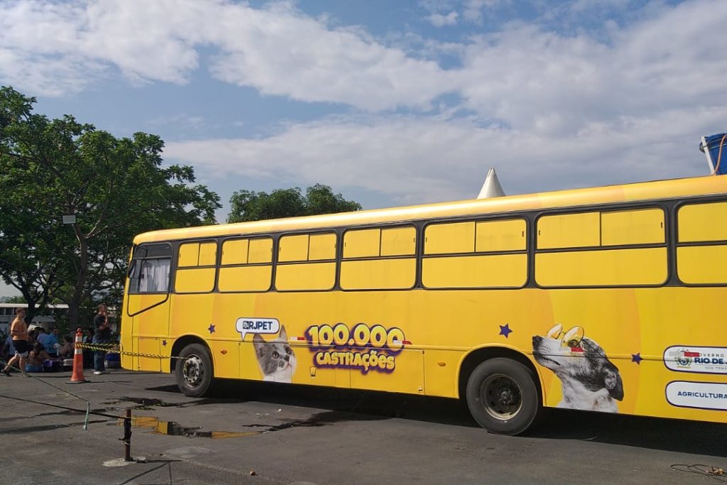 Ônibus adaptado para o procedimento veterinário já iniciou as atividades na Zona Norte do Rio