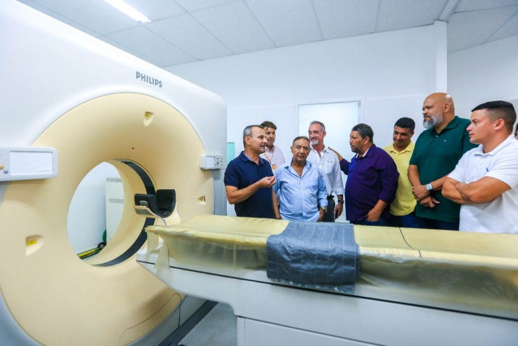 Acompanhado de uma comitiva, prefeito Waguinho visita uma das salas do Centro de Diagnóstico