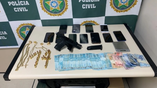 Em um dos apartamentos, foram encontrados R$4,6 mil, celulares, uma pistola, kit rajada,carregadores e munições