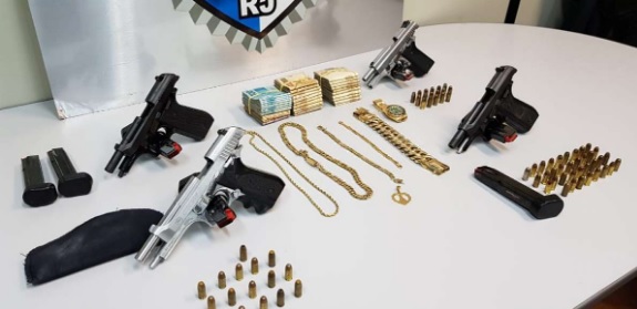 Pistolas, dinheiro e cordões apreendidos pela Polícia na prisão de Marquinho Catiri, em outubro de 2018
