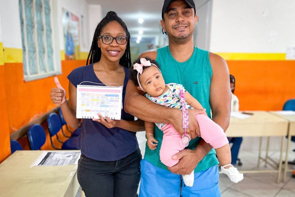 O casal Michael de Abreu Silva, 36 e Giza Freitas Silva, 30 levou a pequena Manuella Freitas Silva de sete meses para atualizar sua caderneta de vacinação
