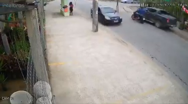 Imagens de vídeo mostram dupla numa moto se aproximando do carro da vítima e atirando