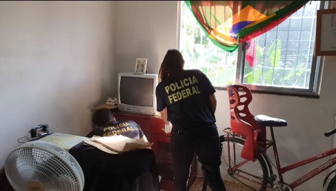 Agente faz buscas na casa do suspeito em Magé na Baixada Fluminense