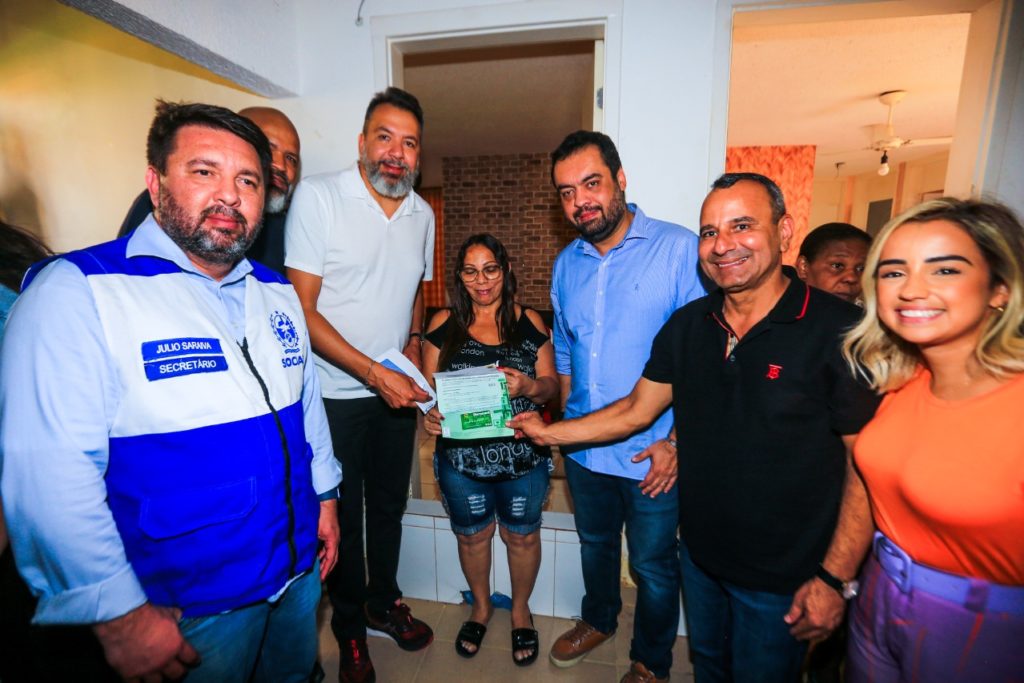 Deputado Márcio Canella, governador Cláudio Castro e prefeito Waguinho entregam o cartão Recomeçar à dona de Casa Tânia Maria
