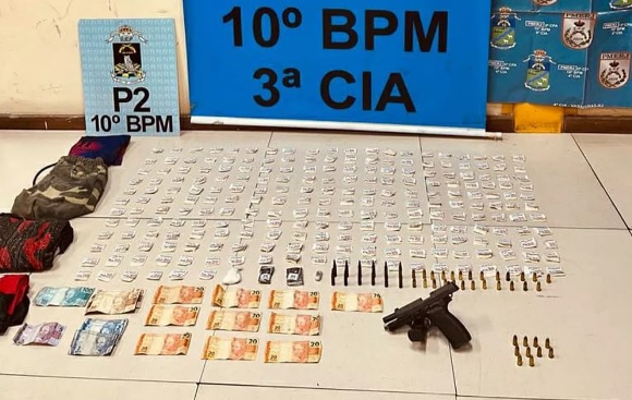 Na ação foram apreendidas cocaína, três munições de calibre nove milímetros e 12 munições de fuzil 5.56.