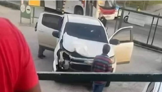Imagem mostra estragos em carro alvo de tiros na Vila Aliança, em Bangu, na zona oeste do
