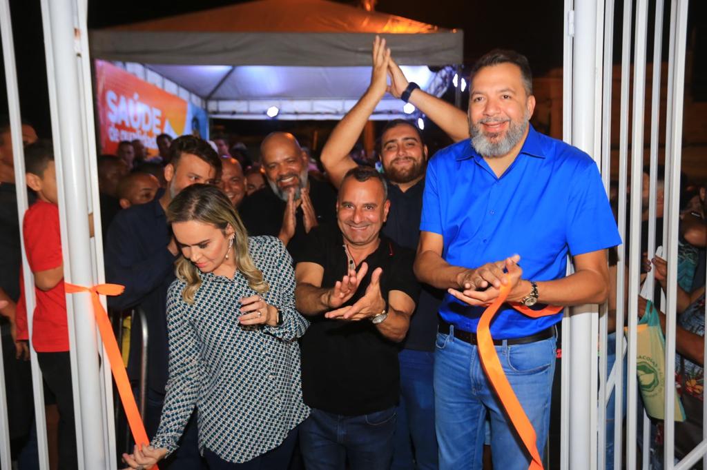 Daniela do Waguinho, prefeito Waguinho e Máarcio Canella cortam a fita de inauguração da USF/Rafael Barreto/PMBR