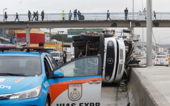 O acidente paralisou o trânsito de uma das principais vias do Rio