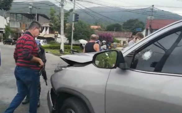 O ex-policial dirigia um veículo modelo Toyota SRX blindado quando foi atacado 