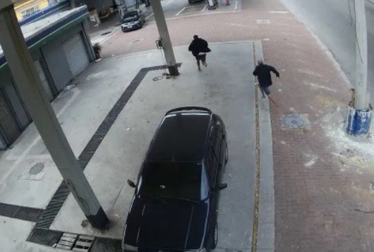Imagens de câmeras de segurança de um posto de combustíveis mostram os criminosos em fuga após atacar o policial