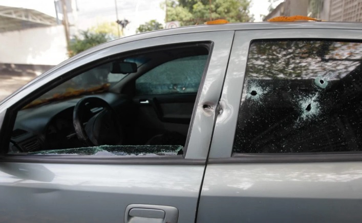 O carro do PM foi atingido por diversos tiros, mas ele não ficou ferido/Reginaldo Pimenta / Agência O DIA