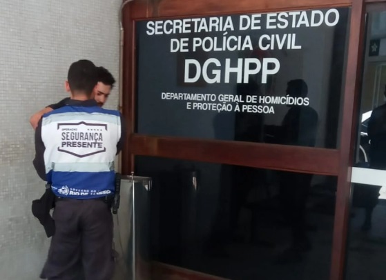Suspeito de matar os pais com marreta foi preso em uma galeria comercial em São Gonçalo/Reprodução