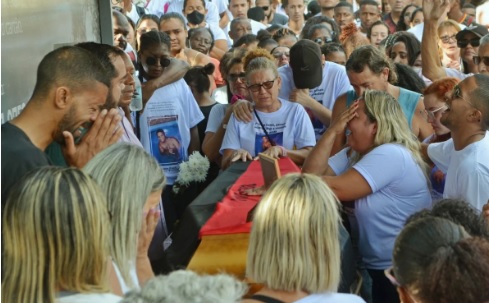 Cerca de 300 pessoas compareceram ao enterro de Cauã no Cemitério de Santa Cruz/Sandro Vox/Agência O Dia