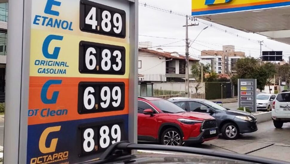 Consumidor deve observar os postos que estão comercializando combustíveis com menores preços/ Reprodução