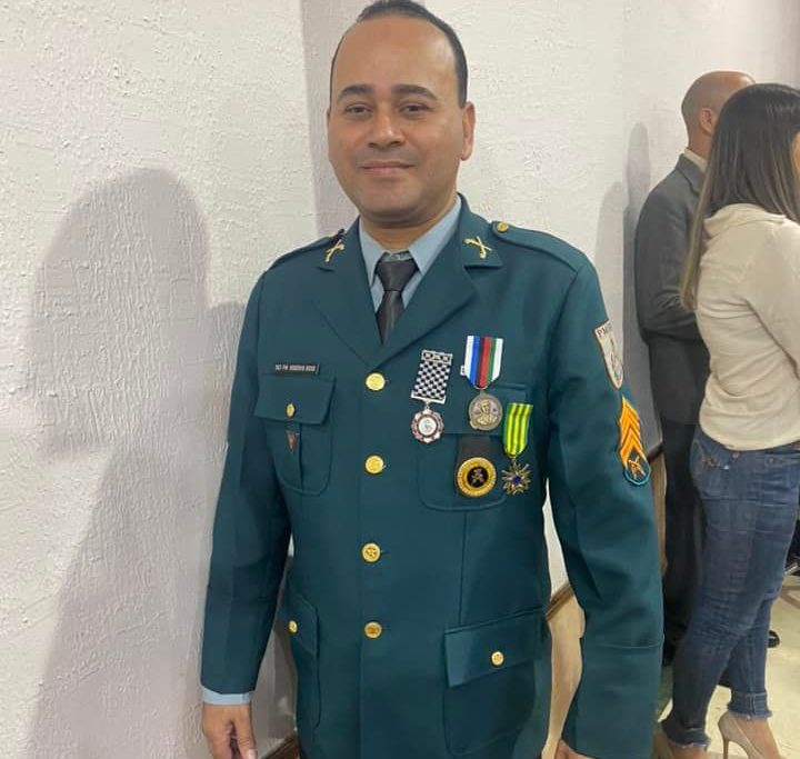 Sargento Rogério Roxo foi agraciado com outros militares e civis em reconhecimento a serviços prestados à sociedade