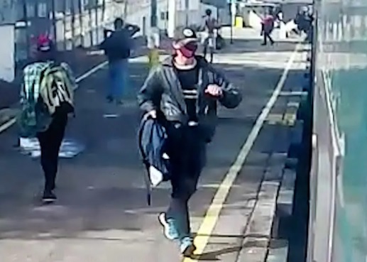 Câmera mostra a chegada do suspeito na estação/Reprodução