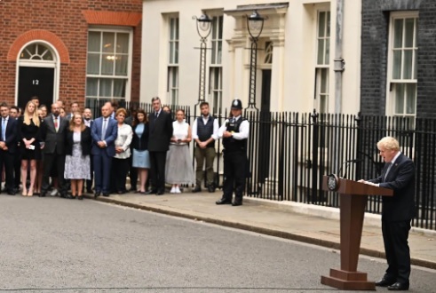 Primeiro-ministro Boris Johnson faz pronunciamento anunciando sua renúncia ao cargo/Leon Neal/Getty Images