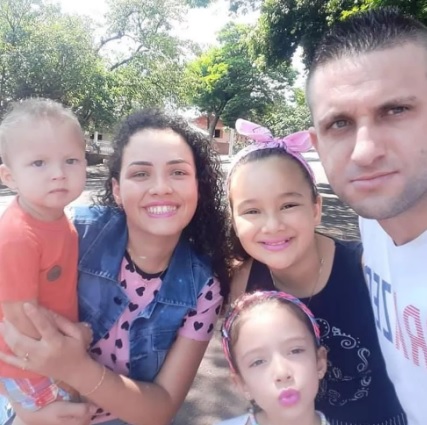 Policial militar Fabiano Junior Garcia, a mulher, a enteada e os filhos/Reprodução/Facebook