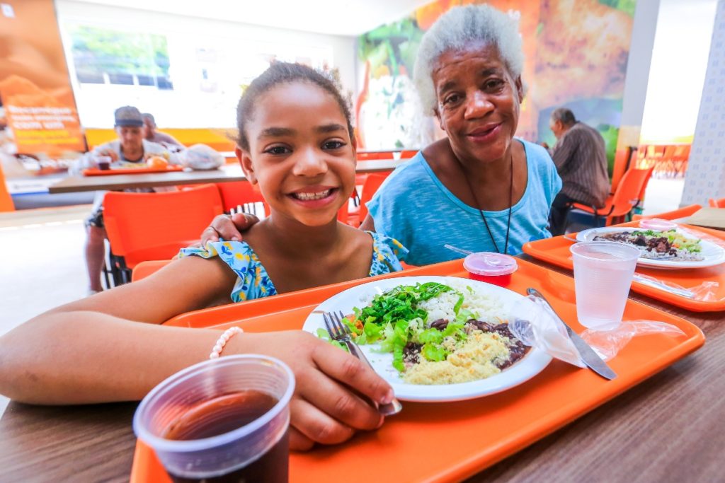 Ao lado da neta Vitória da Silva Cardoso, 7, a aposentada Edna Maria Gomes da Silva, 68, esteve na inauguração do espaço e gostou do sabor da comida/Rafael Barreto/PMBR