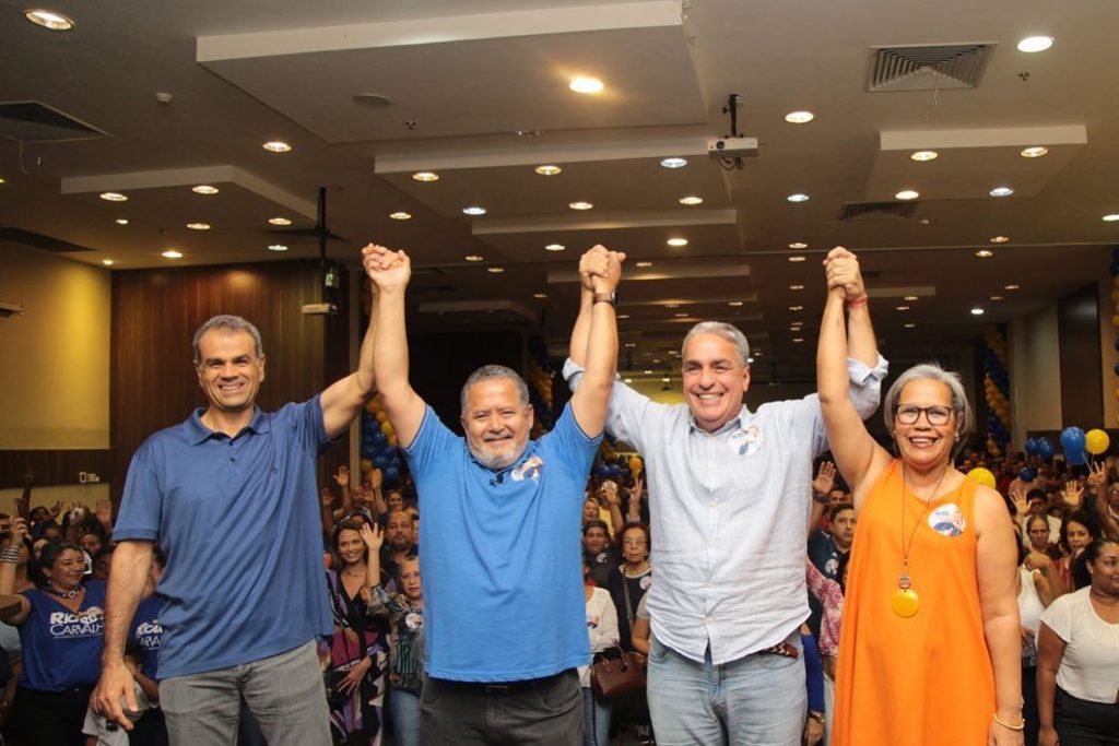 Ricardo Carvalho ao lado da esposa Laura, do prefeito de Nova Iguaçu, Rogério Lisboa e do presidente da Alerj, deputado André Ceciliano, candidato ao Senado/Divulgação